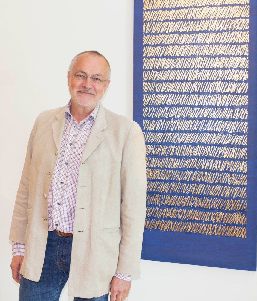 Berthold Ecker in der Ausstellung von Greta Schödl